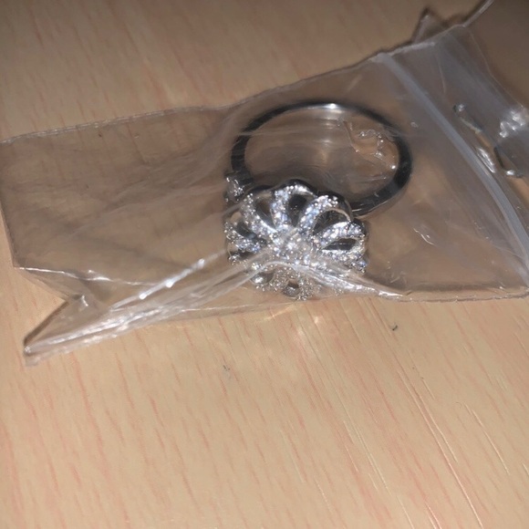 Fashion Jewelry Rotating Clover Zircon Electroplated Copper Fidget Ring - Picture 3 of 3